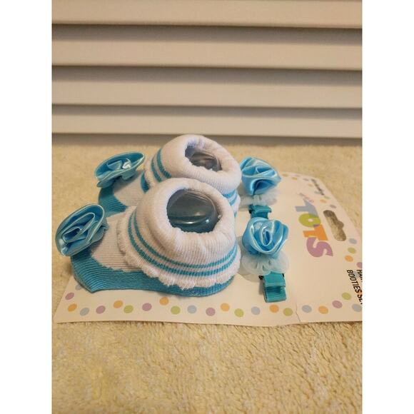 Wee Tots Newborn Blue and White Hair Clips And Booties Socks Pair Set NWT - Picture 3 of 8
